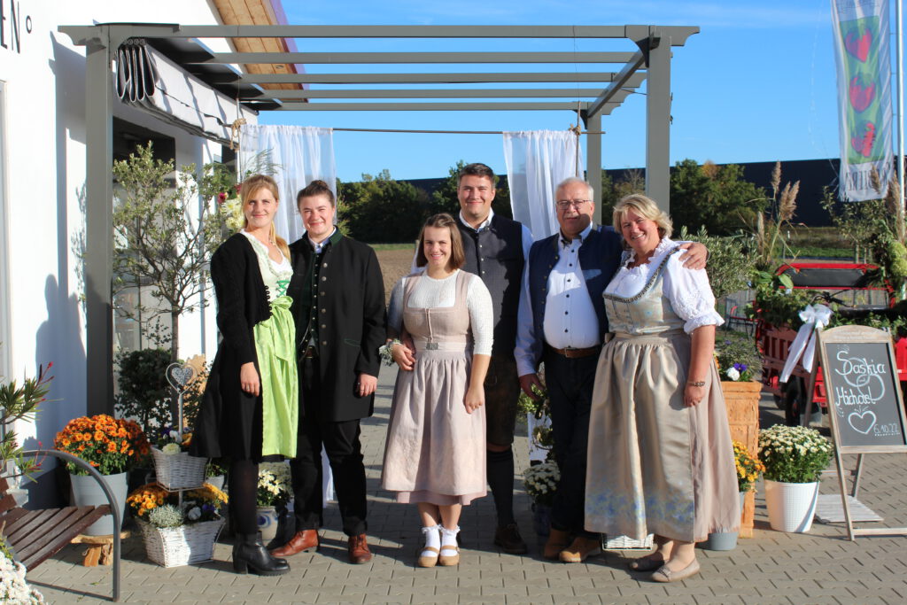 Auf dem Bild ist Familie Götz vor dem Hofladen zu sehen.